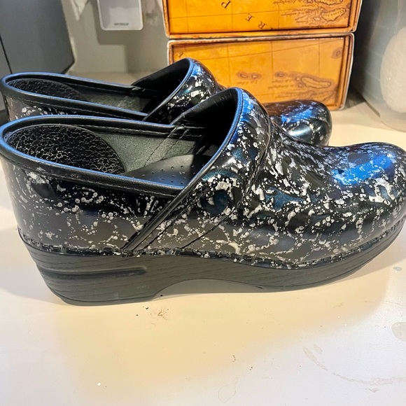Dansko Shoes - Dansko Professional Petrol Patent Leather Nursing metallic Clogs Size 36/6